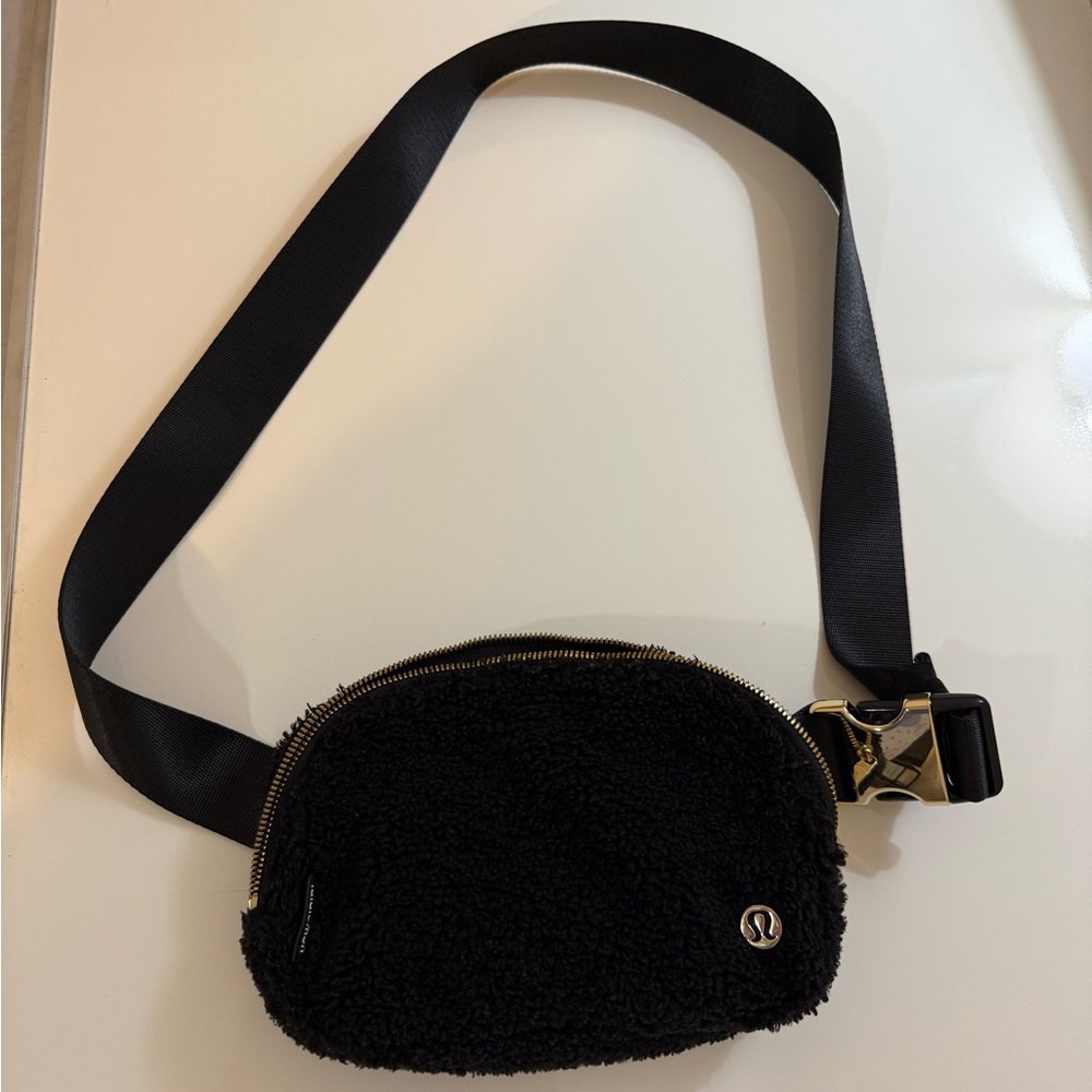 lululemon athletica Black Sherpa Belt Bag